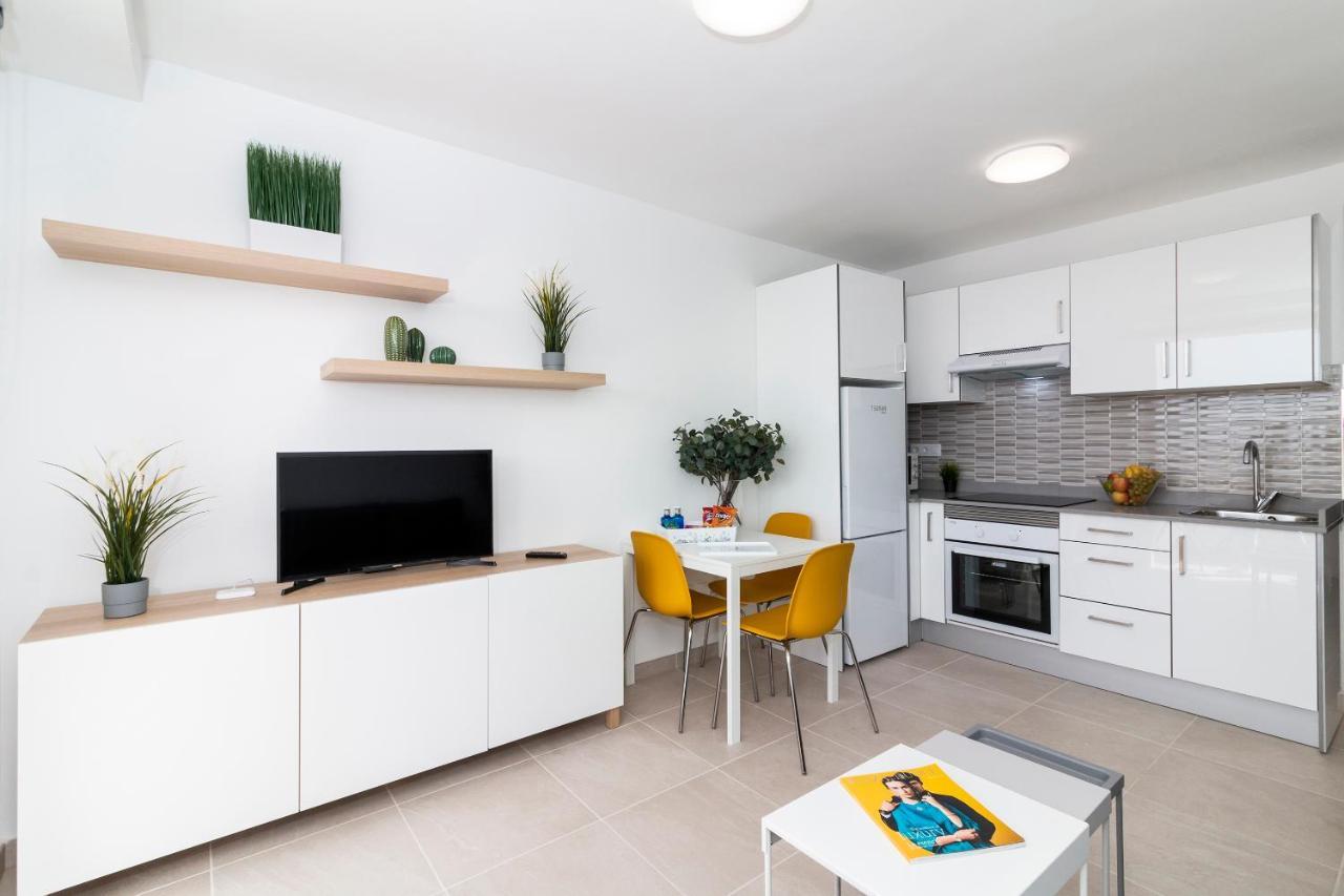 Homeforguest Modern And Recently Renovated Apartment In Arona Arona  Extérieur photo
