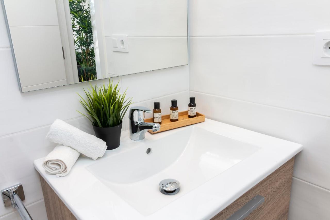 Homeforguest Modern And Recently Renovated Apartment In Arona Arona  Extérieur photo