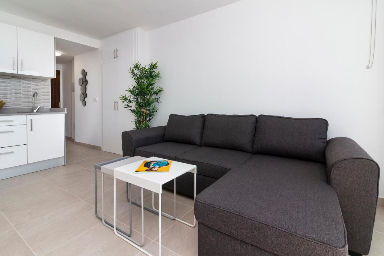 Homeforguest Modern And Recently Renovated Apartment In Arona Arona  Extérieur photo