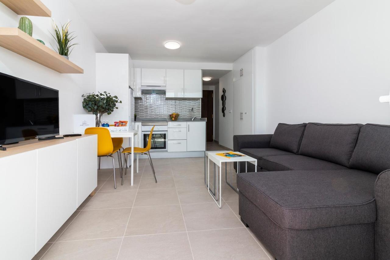 Homeforguest Modern And Recently Renovated Apartment In Arona Arona  Extérieur photo