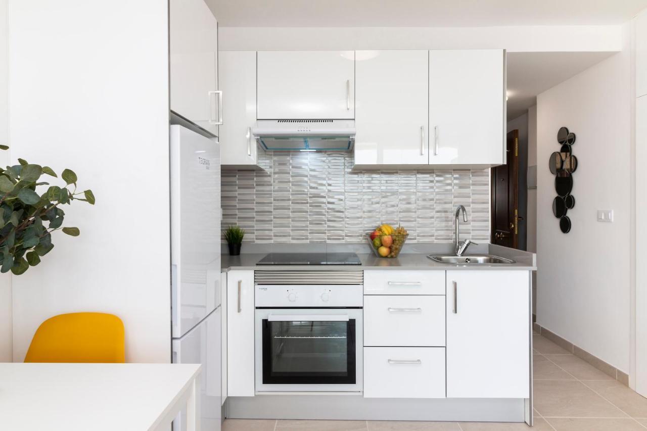 Homeforguest Modern And Recently Renovated Apartment In Arona Arona  Extérieur photo